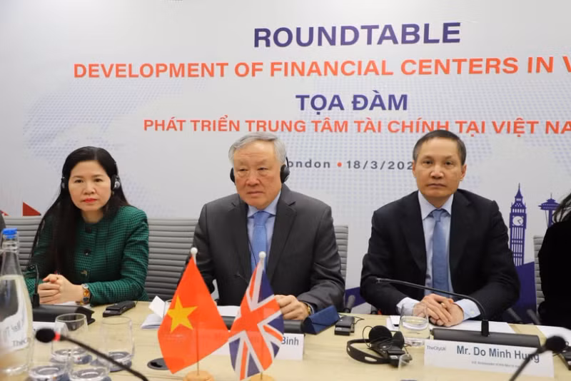 Permanent Deputy Prime Minister Nguyen Hoa Binh deliver speech at the seminar. (Photo: VNA)