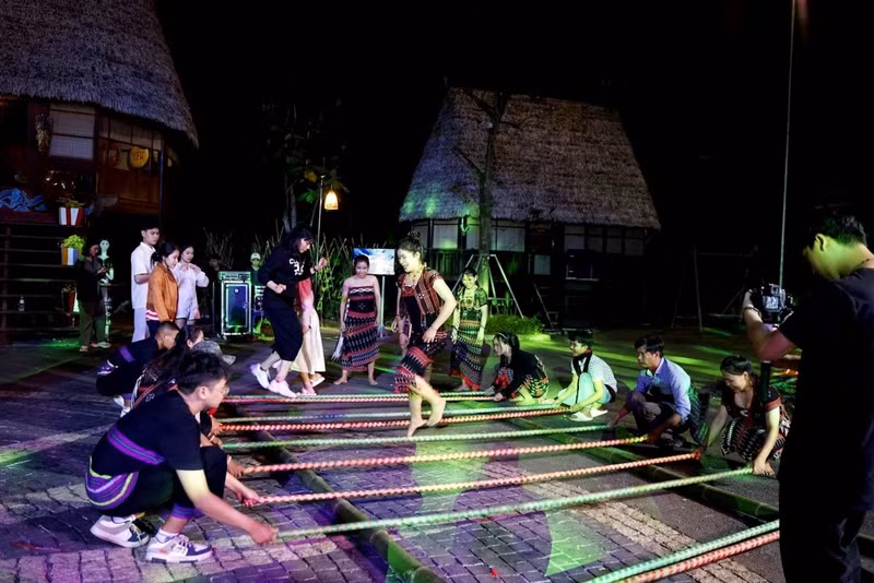 Tourists join a bamboo pole dance at the Dong Giang Heaven Gate ecotourism site (Photo: vietnamtourism.gov.vn)