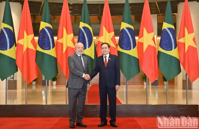 NA Chairman Tran Thanh Man (R) and Brazilian President Luiz Inácio Lula da Silva in Hanoi on March 28 (Photo: NDO/Duy Linh)
