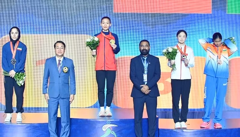Hoang Thi My Tam claims a gold in the women’s individual kumite 55kg category at the 2025 Asian Karate Championships in Uzbekistan. (Photo: VNA) 