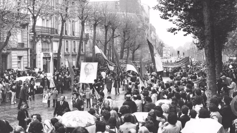 On May 6, 1975, overseas Vietnamese paraded to celebrate the liberation of the South and national reunification on the streets of Paris, amid applause from French friends. (Photo: Le Tan Xuan) On May 6, 1975, overseas Vietnamese paraded to celebrate the liberation of the South and national reunification on the streets of Paris, amid applause from French friends. (Photo: Le Tan Xuan)