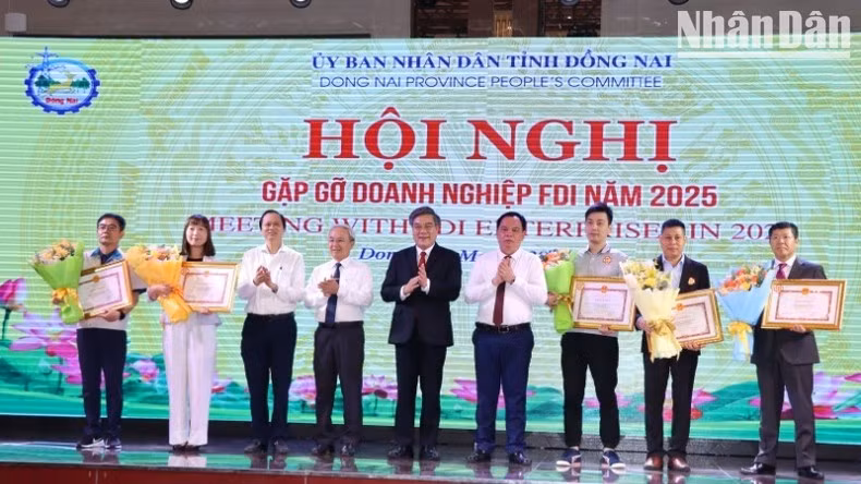 fFve FDI enterprises with outstanding achievements and contributions to the locality in the 2023-2024 period awarded at the event 