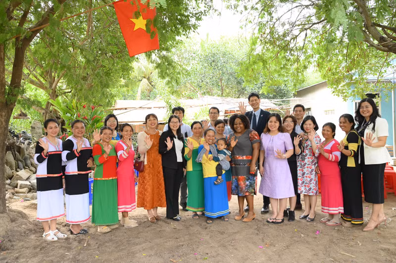 Delegates visit women beneficiaries of the “Water is Life” project. (Photo: UN Women)