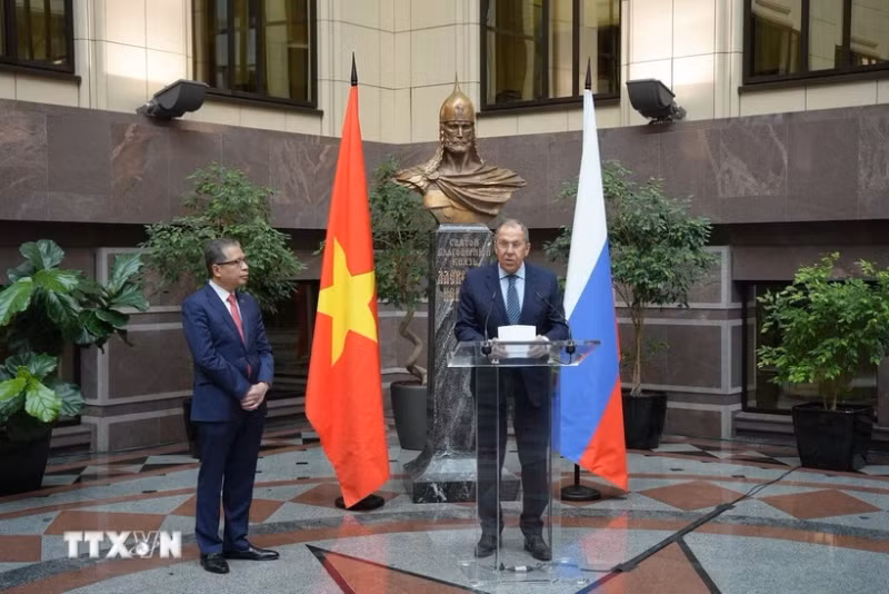Russian Minister of Foreign Affairs Sergei Lavrov (R) speaks at the opening of the exhibition marking the 75th founding anniversary of diplomatic ties between Vietnam and Russia in Moscow on February 11. (Photo: VNA)