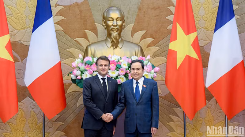 Vietnamese National Assembly Chairman Tran Thanh Man (R) and French President Emmanuel Macron (Photo: NDO)