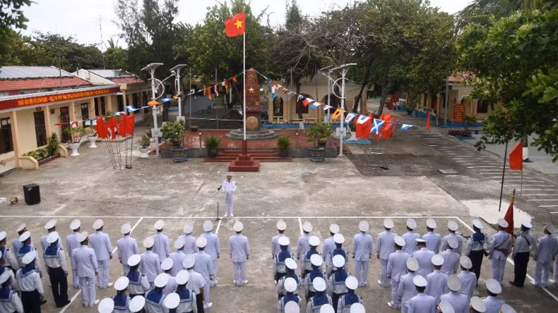 Solemn flag-raising ceremony on Sinh Ton Island. Solemn flag-raising ceremony on Sinh Ton Island.