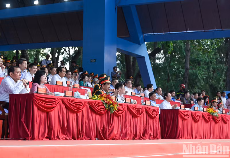 Tran Cam Tu, Politburo member, Permanent member of the Party Central Committee’s Secretariat, and delegates at the programme