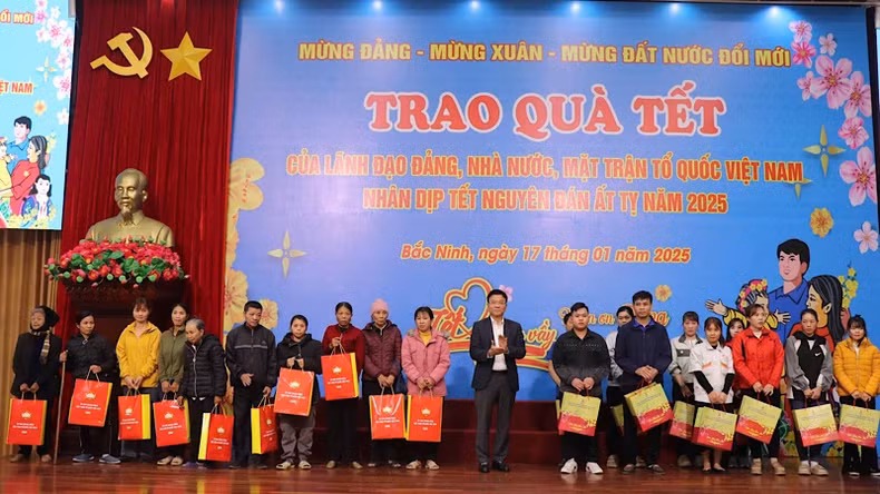 Deputy Prime Minister Le Thanh Long visited and extended Tet greetings to families of policy beneficiaries, war veterans, and people in difficult circumstances in Bac Ninh Province 