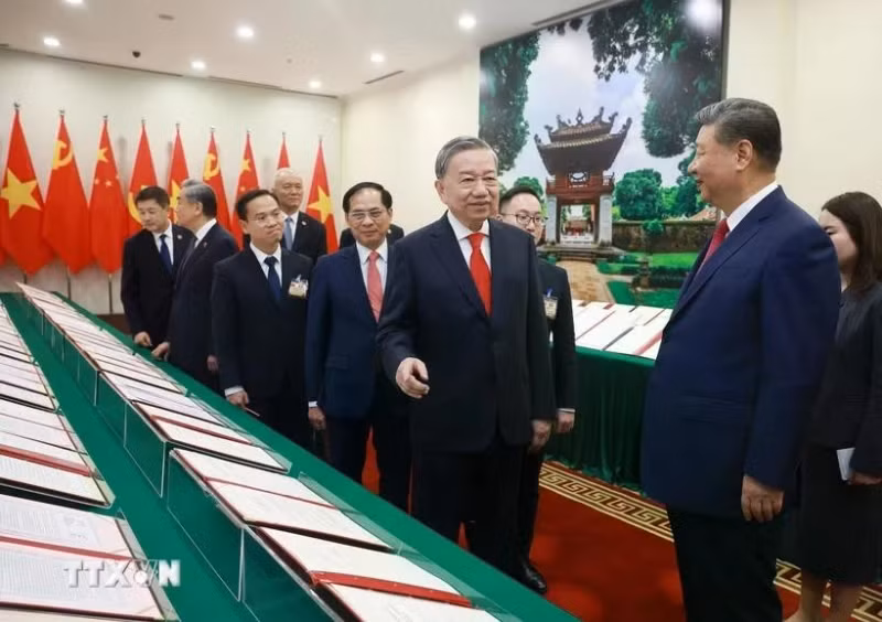 General Secretary To Lam and Chinese General Secretary and President Xi Jinping view a display of cooperation documents signed between the two countries. (Photo: VNA)