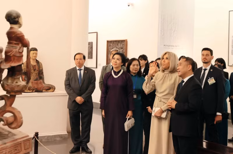 Madame Ngo Phuong Ly and Madame Brigitte Macron visit the Viet Nam Fine Arts Museum on May 26 (Photo: VNA) 