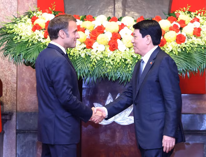 State President Luong Cuong (R) and French President Emmanuel Macron at the joint press conference (Photo: VNA) State President Luong Cuong (R) and French President Emmanuel Macron at the joint press conference (Photo: VNA)