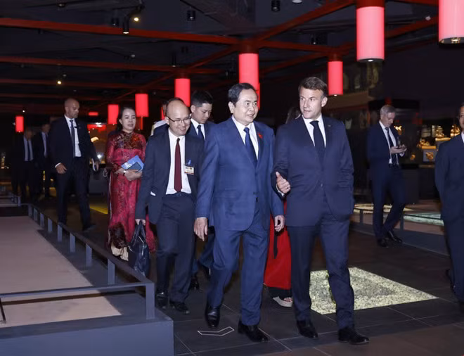 National Assembly Chairman Tran Thanh Man and French President Emmanuel Macron visit the archaeological exhibition beneath the National Assembly building. (Photo: VNA) National Assembly Chairman Tran Thanh Man and French President Emmanuel Macron visit the archaeological exhibition beneath the National Assembly building. (Photo: VNA)