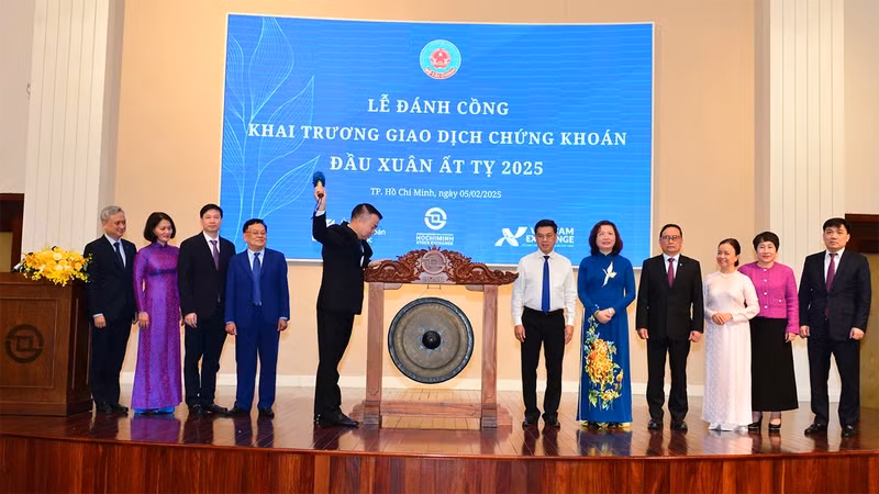 The New Year opening ceremony for the stock market held at the Ho Chi Minh City Stock Exchange (HOSE) on February 5 