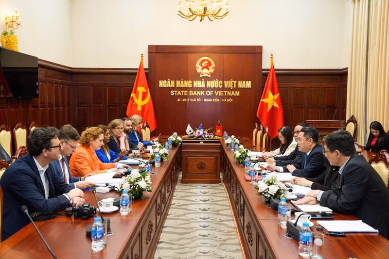At the meeting between Deputy Governor of the State Bank of Vietnam Nguyen Ngoc Canh and Vice-President Nicola Beer of the European Investment Bank (Photo: thoibaonganhang.vn)