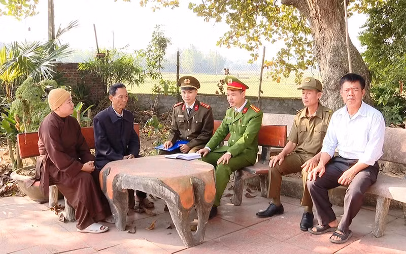 The Police Department of Nho Quan District, Ninh Binh Province, met with religious leaders. (Photo by PHAM UYEN)