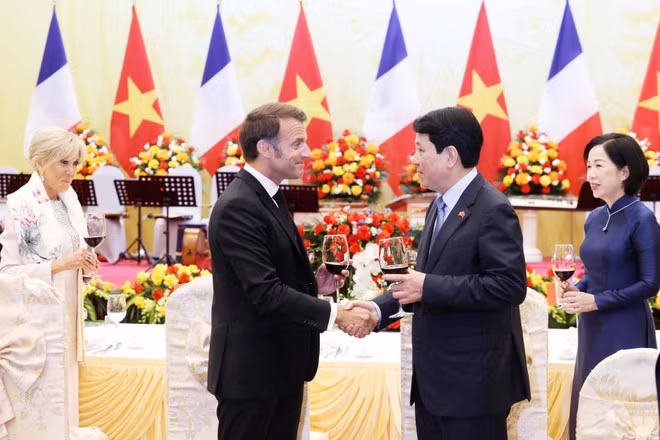 President Luong Cuong and his French counterpart Emmanuel Macron at the banquet in Ha Noi on May 26 (Photo: VNA) President Luong Cuong and his French counterpart Emmanuel Macron at the banquet in Ha Noi on May 26 (Photo: VNA)