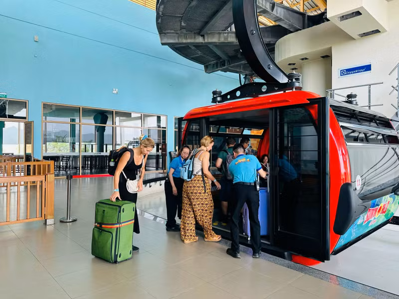 Cable car system is a green transportation method making Cat Ba increasingly accessible. (Photo: Huy Tuan) Cable car system is a green transportation method making Cat Ba increasingly accessible. (Photo: Huy Tuan)