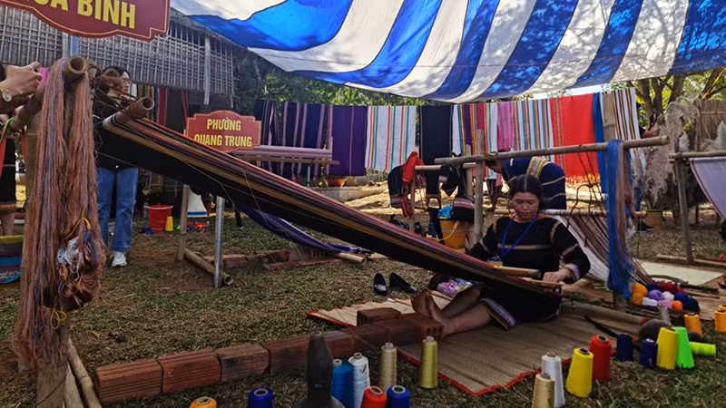 Artists perform brocade weaving at the festival.
