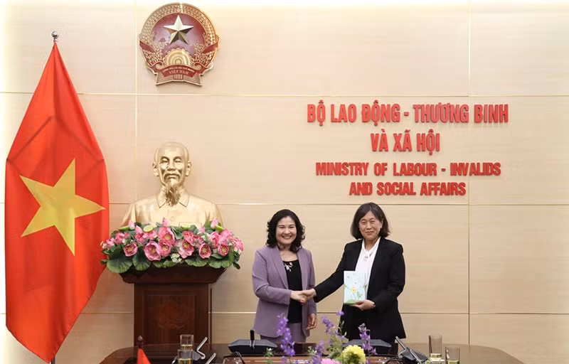 Deputy Minister Nguyen Thi Ha (L) and US Trade Representative Katherine Tai take souvenir photos. (Photo: Molisa)