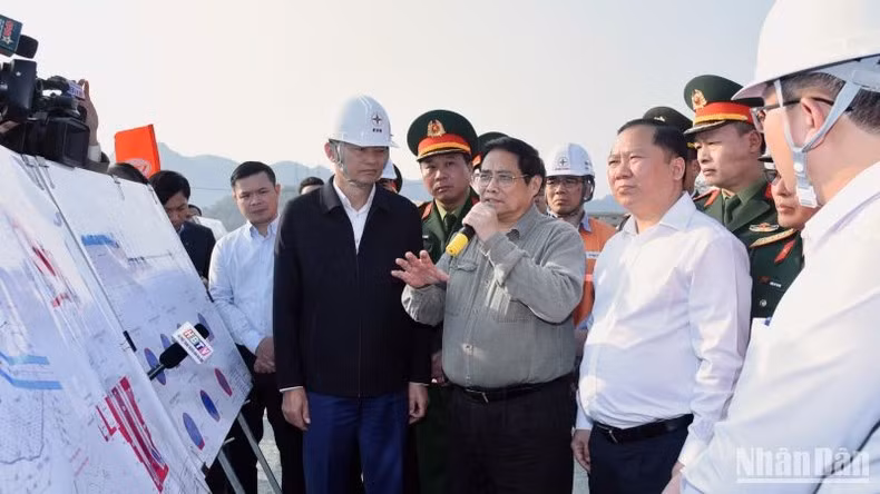PM Chinh inspects the Hoa Binh Hydropower Plant's expansion project (Photo: NDO)