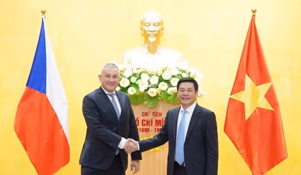 Minister of Trade and Industry Nguyen Hong Dien (right) receives his Czech counterpart Jozef Sileka on February 20. (Photo: Ministry of Trade and Indsutry)