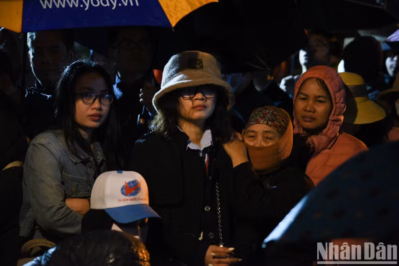 Even though it was raining heavily, the number of tourists waiting to receive the seal was still very large. Many of these people even waited there overnight. Even though it was raining heavily, the number of tourists waiting to receive the seal was still very large. Many of these people even waited there overnight.
