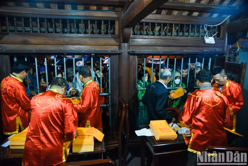 According to a representative of the Organising Committee, this year’s seal distribution ceremony will take place throughout the first lunar month and may extend into the second lunar month. More than 300,000 seal copies have been prepared to serve the needs of people and tourists from all over. According to a representative of the Organising Committee, this year’s seal distribution ceremony will take place throughout the first lunar month and may extend into the second lunar month. More than 300,000 seal copies have been prepared to serve the needs of people and tourists from all over.