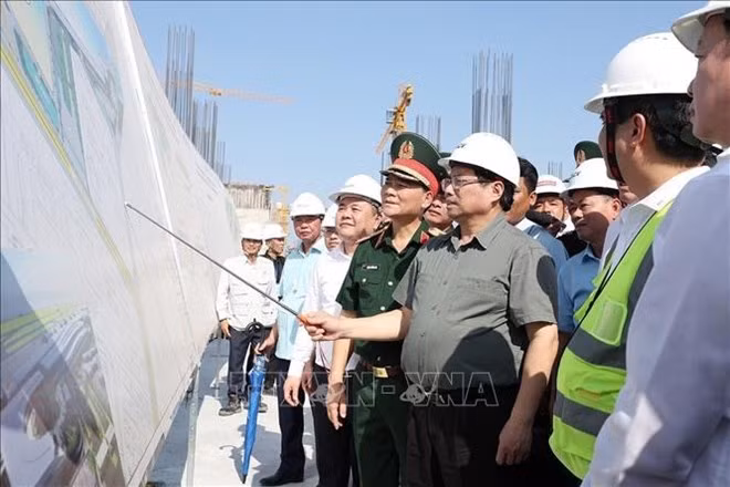 Prime Minister Pham Minh Chinh (second from right) urges speeding up construction of Terminal 3 at Tan Son Nhat Airport. (Photo: VNA)