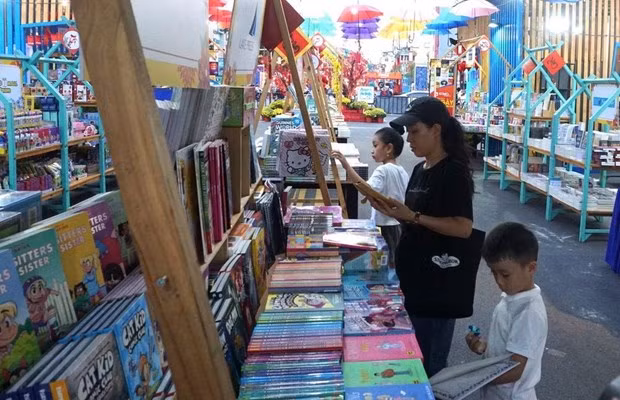 A corner of the Tet Book Street Festival 2024 in HCM City. (Photo: VNA)
