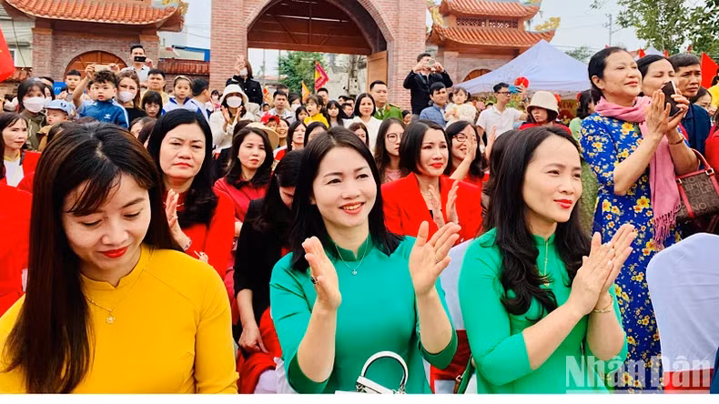 The festival attracts the participation of many people and tourists.