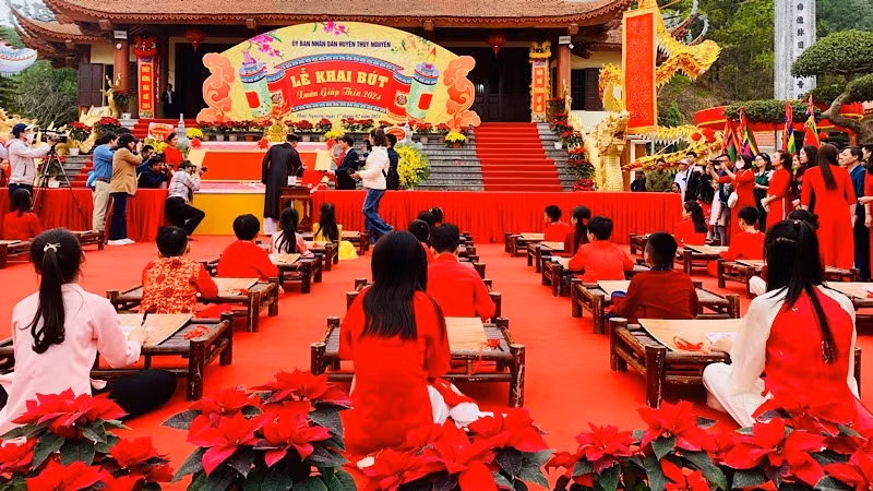Students participated in the pen-brush opening ceremony.