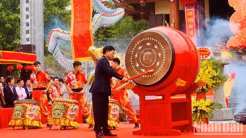 Chairman of the People's Committee of Thuy Nguyen District beat the drum to open the festival.