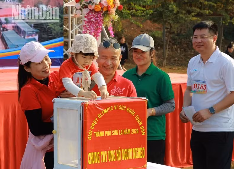 Athletes participating in the campaign "Joining hands for the poor and not leaving anyone behind", launched by the Vietnam Fatherland Front.