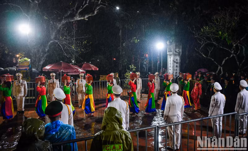 The Tran Temple seal opening ceremony, the main ritual of the Tran Temple Festival, took place on the night of February 23 (the 14th day of the first lunar month) in Nam Dinh City’s Loc Vuong Ward, northern Nam Dinh Province. The Tran Temple seal opening ceremony, the main ritual of the Tran Temple Festival, took place on the night of February 23 (the 14th day of the first lunar month) in Nam Dinh City’s Loc Vuong Ward, northern Nam Dinh Province.
