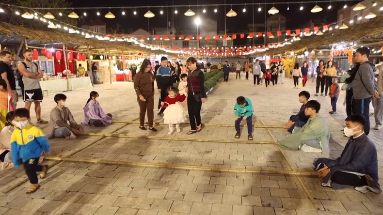 Many tourists come to visit and experience Ninh Binh. Many tourists come to visit and experience Ninh Binh.