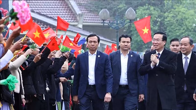 President attends ethnic spring festival in Hanoi’s suburban town