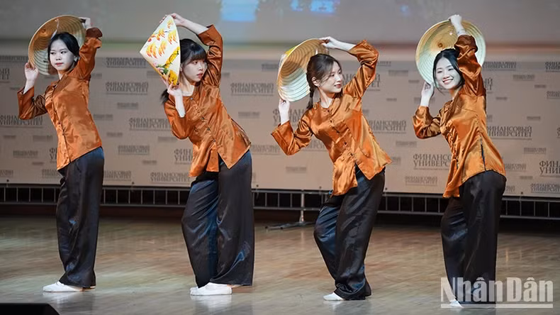 Vietnamese students dance in conical hats.