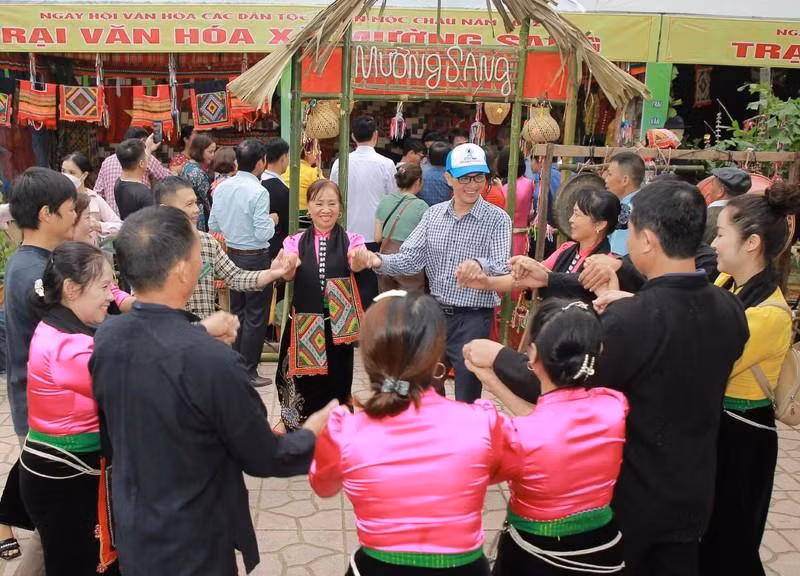 Visitors participate in cultural activities.