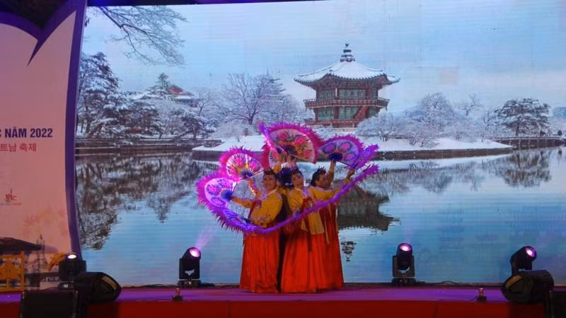 Artists from the Korean traditional art troupe performed at the event.