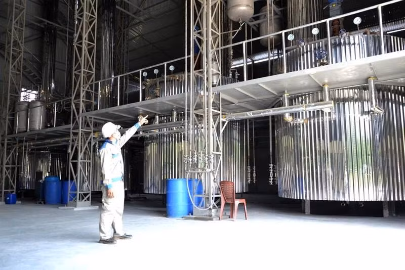 High quality cinnamon essential oil refining line of Trieu Duong Company in Bao Yen, Lao Cai. High quality cinnamon essential oil refining line of Trieu Duong Company in Bao Yen, Lao Cai.