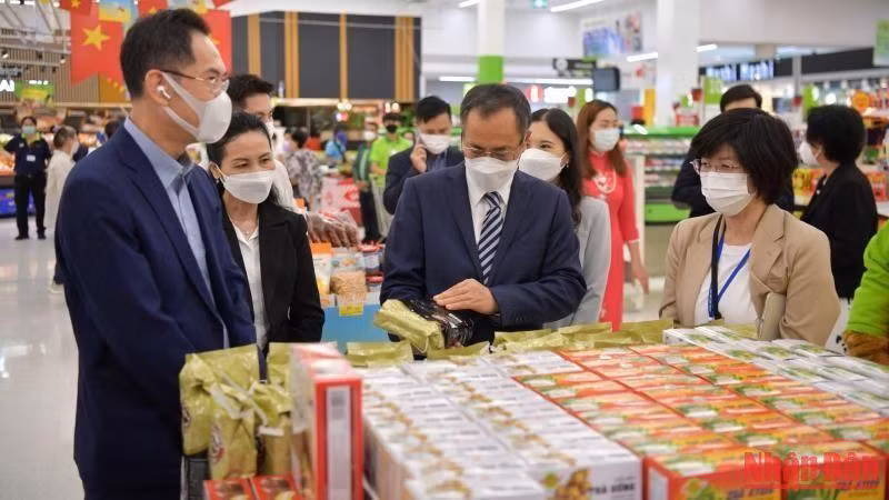 Ambassador Phan Chi Thanh visits the booths displaying Vietnamese goods.