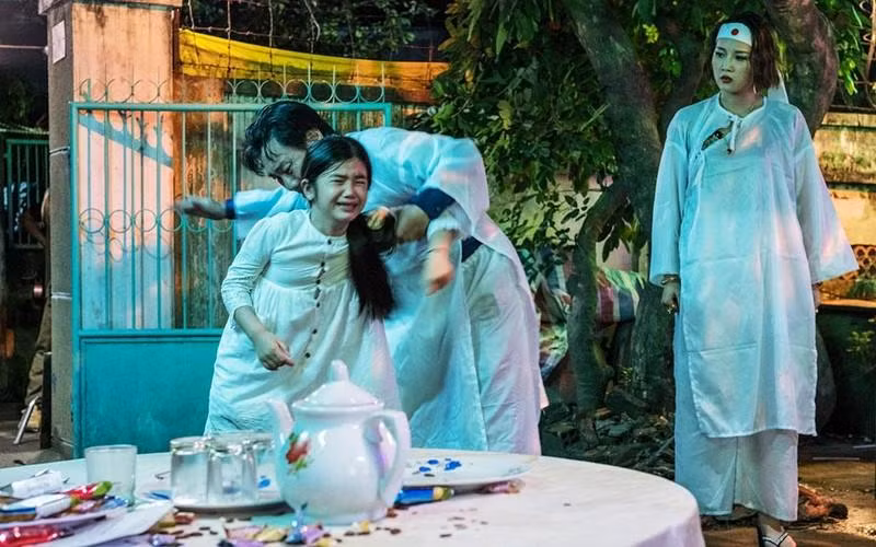 A scene from the film "Dem Toi Ruc Ro"
