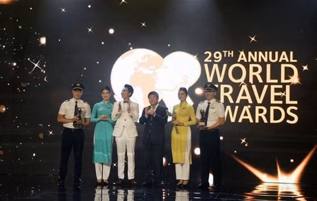 Representatives of Vietnam Airlines receive an award at the ceremony (Photo: VNA)