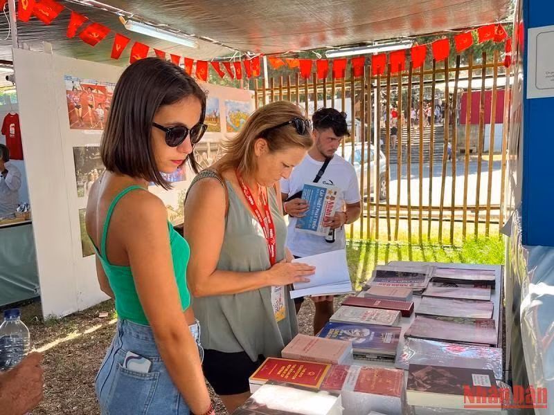 Books, photos, documents and press publications displayed at Avante Press Festival help Portuguese people and international friends gain more information about the Communist Party of Vietnam as well as the country and the people of Vietnam. Books, photos, documents and press publications displayed at Avante Press Festival help Portuguese people and international friends gain more information about the Communist Party of Vietnam as well as the country and the people of Vietnam.
