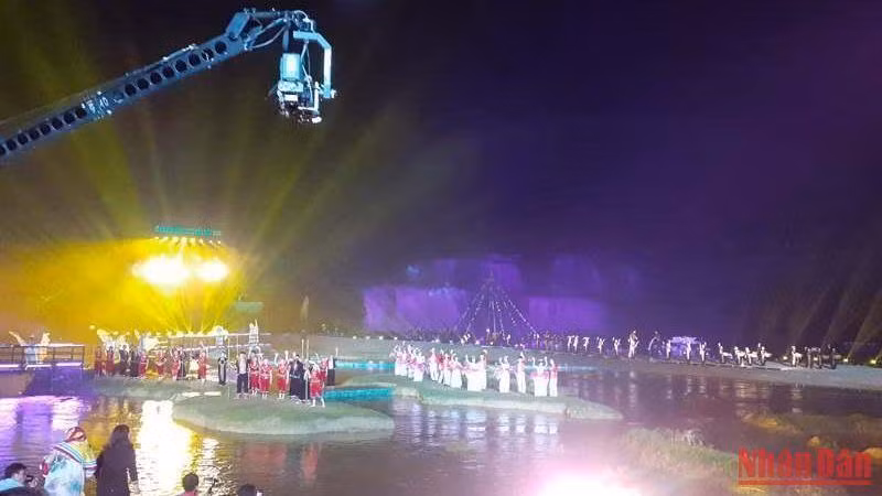 The light show at the opening of Ban Gioc Waterfall Tourism Festival 2019