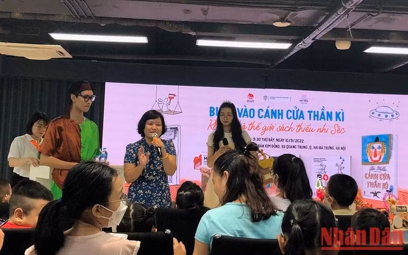 Dr. Nguyen Thuy Anh led the games for the young audience. Dr. Nguyen Thuy Anh led the games for the young audience.