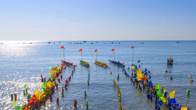 A spectacular scene at the 2026 Hoa Trach Commune Traditional Boat Racing Festival.