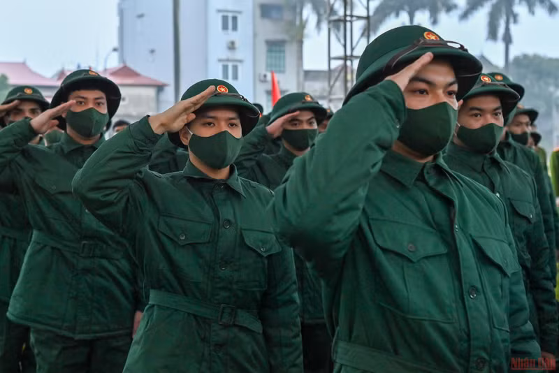 Young people in Hanoi start military service ảnh 2