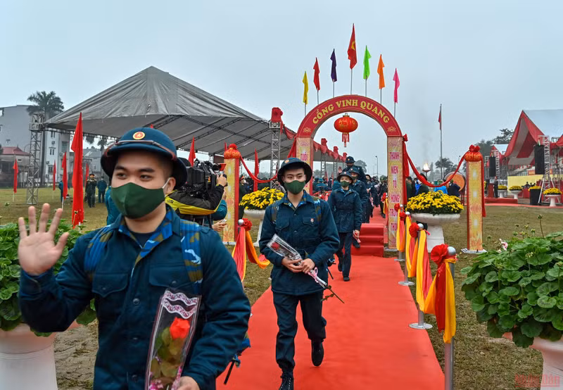 Young people in Hanoi start military service ảnh 6