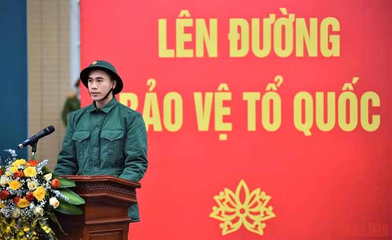 Young people in Hanoi start military service ảnh 4